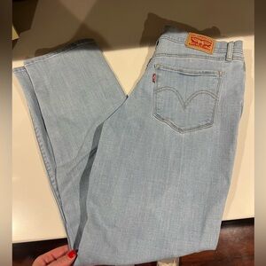 Woman’s Levi’s Classic Straight size 8 light wash 28in inseam pre owned